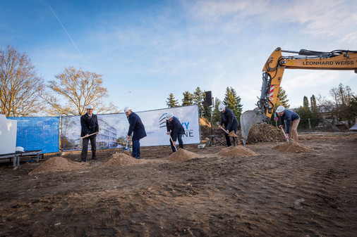 Geschäftsführer mit Oberbürgermeister beim Spatenstich in Würzburg